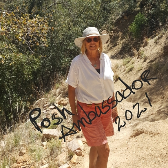 Meet your Posher Ambassador, Top Rated Seller - Picture 3 of 3